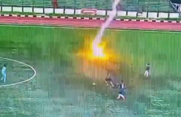 Petir Sambar Pria saat Asik Bermain Sepak Bola di Stadion Siliwangi, Korban Tewas di Lapangan