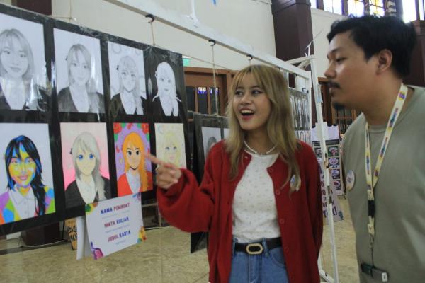 Pameran DKV Universitas Dinamika Hipnotis Pengunjung di Balai Pemuda Surabaya