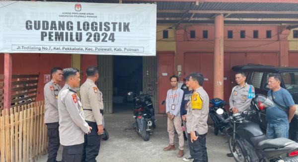 Pastikan Situasi Aman, Dir Samapta dan Kabid Humas Sulbar Cek Gudang Logistik KPU Polman