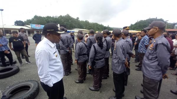 Pj. Walikota Jayapura Tinjau Kesiapan Pasukan Pengamanan TPS Ops. Mantap Brata Cartenz