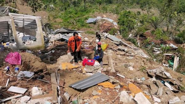 Cuaca Cerah, Warga Kalitlaga Pilih Barang Dari Puing Reruntuhan Bangunan