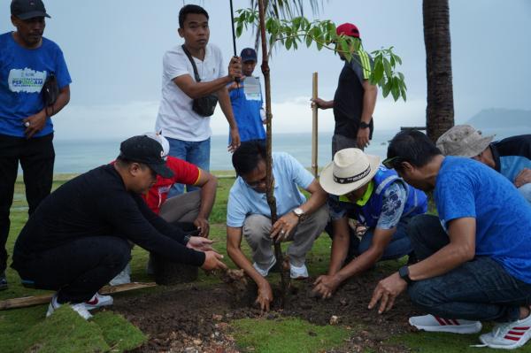 Jaga Kelestarian Lingkungan ITDC Lakukan Penghijauan dan Bersih Pantai di KEK Mandalika