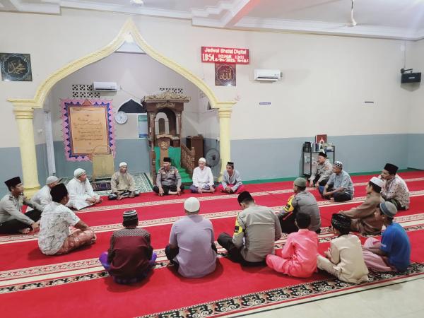 Usai Tunaikan Ibadah Salat, Personel Polsek Medang Kampai Berbaur Dengan Jemaah Masjid