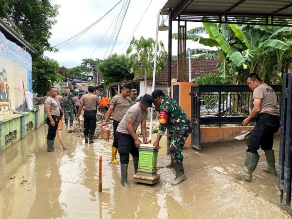 Semangat! Warga Bersama TNI Polri dan BPBD Grobogan Bersihkan Lumpur Sisa Banjir