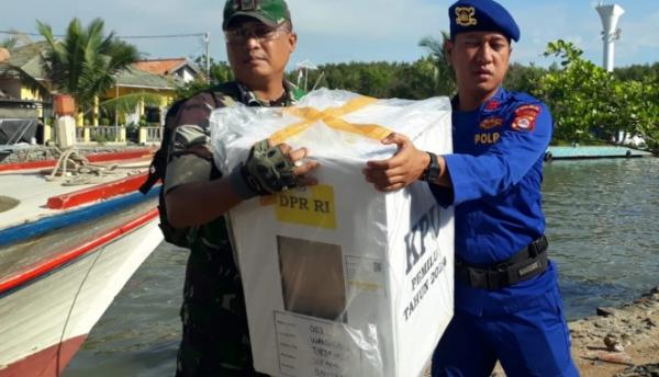 Babinsa Koramil 0602-11 Tirtayasa Serang Kirim Logistik Pemilu Ke Pulau Tunda