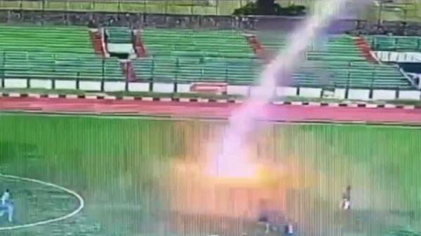 Pemain Bola Tewas Tersambar Petir di Stadion Siliwangi, Sepatu Terbakar hingga Kulit Meleleh