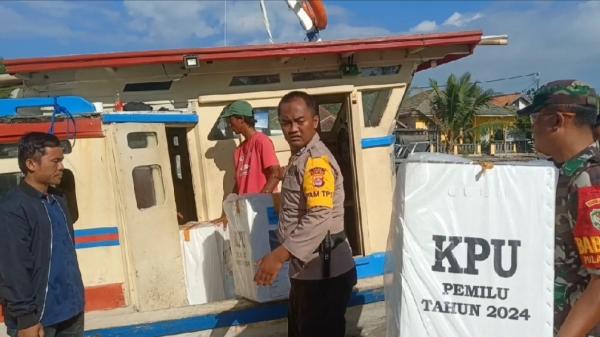 KPU Kabupaten Serang Distribusikan Logistik dengan Kapal Motor ke Pulau Terpencil di Pulau Tunda