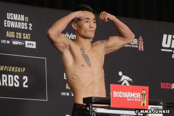 Petarung UFC Asal China Terpaksa Jalani USG gegara Alat Kelamin Ditendang Lawan