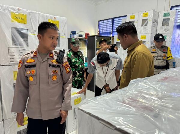 Polres Rohul Pastikan Logistik Pemilu 2024 di PPK Aman, Para Kapolsek Pengamanan Melekat