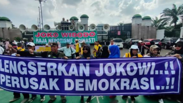 Gelar Aksi di Senayan, Massa Petisi 100 Desak DPR Segera Proses Pemakzulan Jokowi