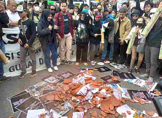 Aksi Demonstrasi Menuntut Jokowi Mundur, Ribuan Mahasiswa DIY Blokir Pertigaan Gejayan