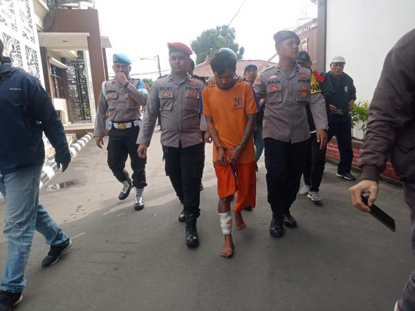 Preman Kampung Ngamuk Bakar Warung Gegara Handphone Dijual Tidak Laku, Ambruk Ditembak Polisi