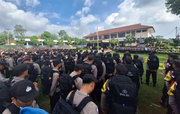 Ratusan Personel Kepolisian Diterjunkan Amankan TPS saat Hari Pencoblosan di Kuningan