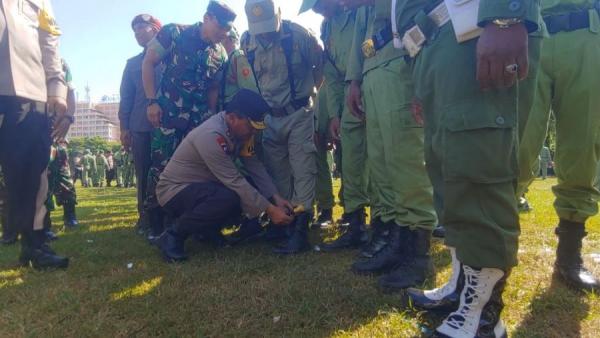 Ketika Jenderal Polisi Jongkok Pasang Tali Sepatu Linmas