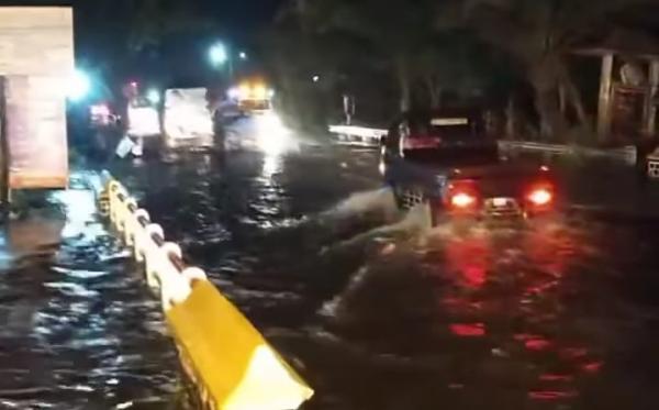 Banjir Karanganyar Melimpas ke Jalan Raya Jepara-Demak