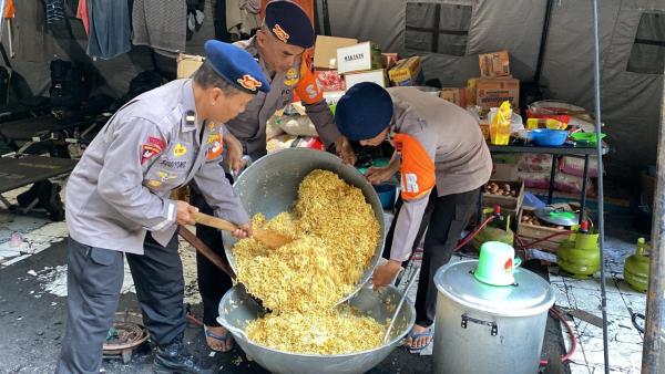 Pasukan Brimob Racik Bumbu Dapur, Siapkan Makanan bagi Korban Banjir