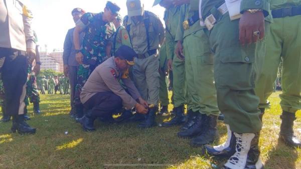 Aksi Tak Terduga! Jenderal Polisi Jongkok Pasang Tali Sepatu Linmas
