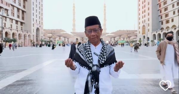 Cawapres Mahfud MD Berdoa untuk Indonesia dari Masjid Nabawi