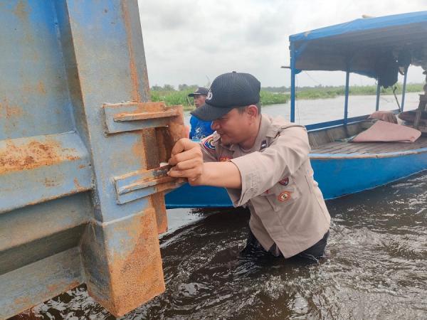 Polisi Langgam Bantu Warga di Lokasi Banjir Sembari Cooling System Pemilu