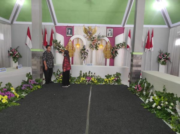 Unik! TPS Pemilu di Desa Kuncir Dihias dengan Nuansa Pernikahan Jawa