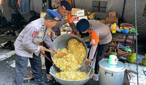 Dapur Lapangan Brimob Polda Jateng Pasok 4.000 Makanan Siap Saji untuk Korban Banjir di Demak