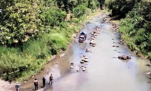 Perjuangan Distribusi Logistik Pemilu di Ponorogo, Ada yang Terjang Sungai
