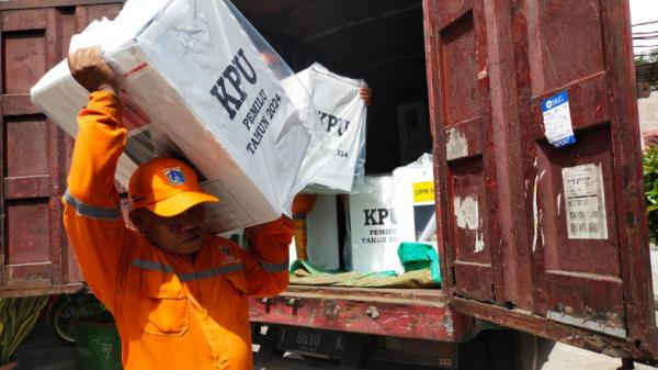 Petugas Siapkan Alat Peraga Pemilu untuk 900 Daftar Pemilih Tetap di Sunter Jaya Kemayoran