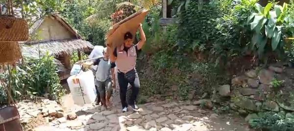 Distribusi Logistik Pemilu ke Suku Baduy, Petugas Mendaki Gunung dengan Cara Dipikul