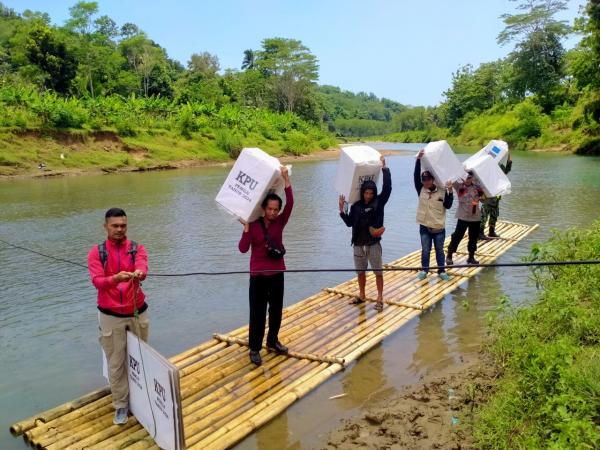 Tak Bisa Diakses Kendaraan Distribusi Logistik di Pelosok Cianjur Gunakan Rakit