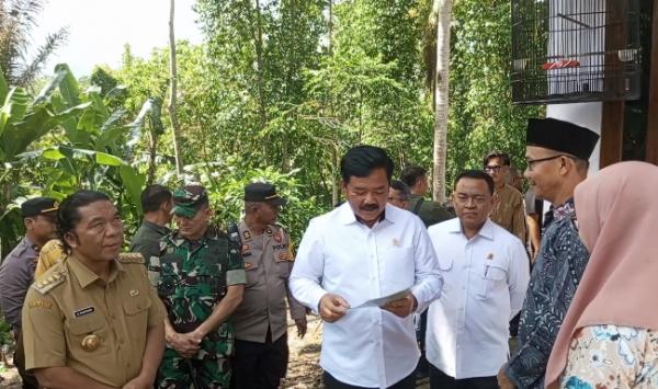 Menteri ATR BPN Bagikan 40 Sertifikat Tanah Kepada Warga Desa Gerogol, Ini Penjelasan Camat Anyar