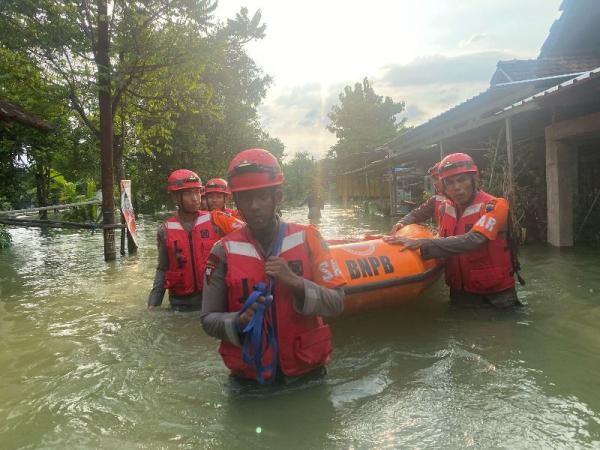 Korban Banjir Bertahan di Rumah, Polisi Kerahkan Patroli Perahu Karet