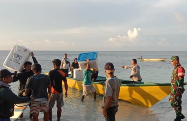 Logistik Pemilu ke Pulau Masela Diangkut Kapal TNI AL, Dijemput dan Dibawa ke Pantai