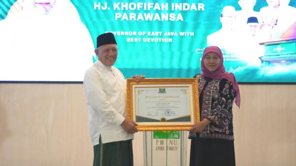 Purna Tugas Husnul Khotimah, Khofifah Dapat Penghargaan dari PWNU Jatim