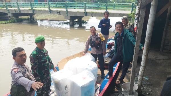 Petugas Distribusikan Logistik Pemilu 2024 ke Dusun Terpencil di Sidoarjo Naik Perahu