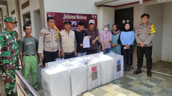 TNI-Polri dan Linmas Kawal Ketat Pendistribusian Logistik Pemilu di Desa Dawagung Rajapolah Tasik