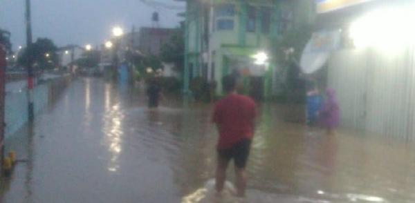 Pondok Aren Tangsel Terendam Banjir, BPBD Siapkan Tenda dan Perahu Karet