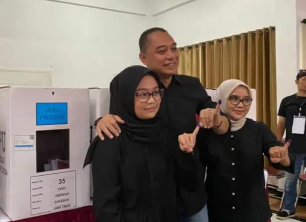 Pakai Baju Hitam, Wali Kota Eri Cahyadi Mencoblos di TPS 35, Ini Pesan untuk Warga Surabaya