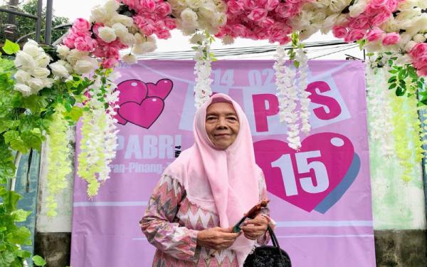 Nenek Usia 85 Tahun di Pinang Pakai Baju Pink Antusia Datang ke TPS Nuansa Valantine