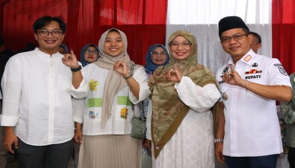 Bupati Bandung dan Istri Bahagia, Putri Bungsunya Nyoblos Perdana di Pemilu