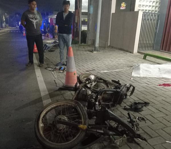Dua Pria Tewas Mengenaskan Usai Tertabrak Truk Boks di Jalan Raya Kadungora Garut