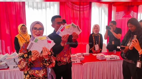 Wali Kota Balikpapan Rahmad Masud dan Istri Nyoblos di TPS 04 Baru Tengah