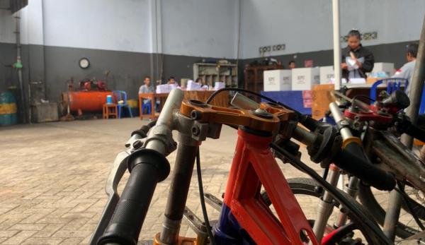 Warga Ponorogo Sulap Bengkel Motor Balap Jadi TPS, Wabup: Menarik Pemilih Muda