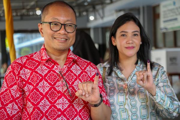 Ketua TPD Sumut Kompak Salurkan Hak Suara Bersama Istri Tercinta