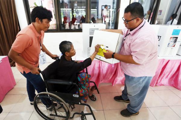 ODGJ dan Orang Terlantar Gunakan Hak Pilih di TPS Liponsos Keputih Surabaya