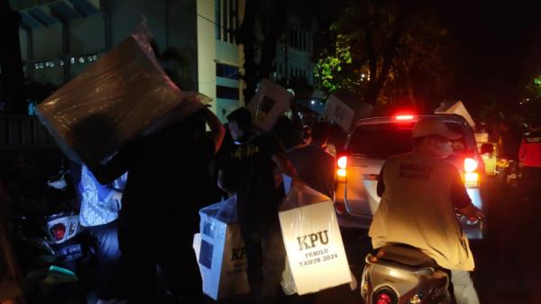 Aktifitas Petugas KPPS Mengembalikan Kotak Suara KPU ke GOR Kecamatan Tanjung Priok