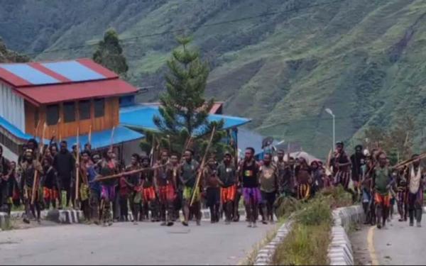 Massa Pendukung Caleg di Puncak Jaya Saling Serang Gunakan Parang dan Panah, 62 Orang Luka-Luka
