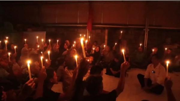 Ratusan Warga Sujud Syukur dan Nyalakan Lilin di Posko Kemenangan Prabowo-Gibran