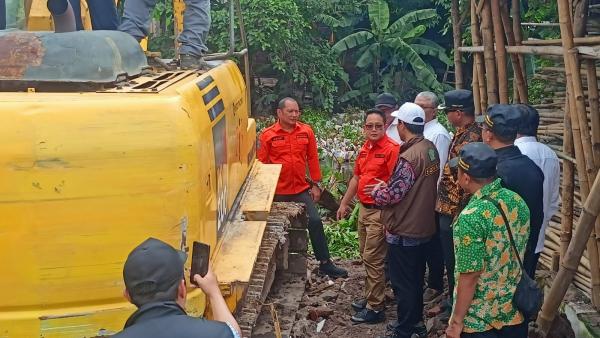 Pembersihan Eceng Gondok di Kali Buntung Sidoarjo Dipercepat untuk Cegah Banjir