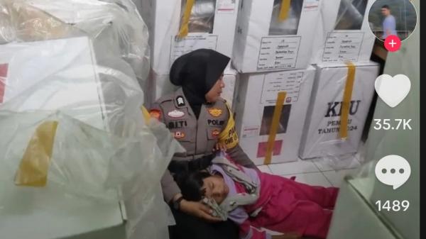 Viral, Anak Perempuan Tertidur Lelap di Pangkuan Polwan yang Tak Pulang 3 Hari Jaga Logistik Pemilu