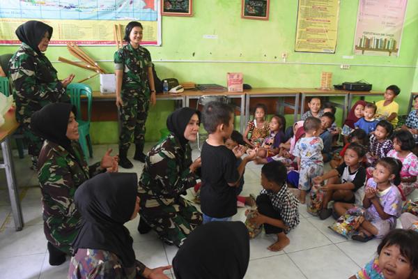 Kowad Kodam Diponegoro Bantu Suplai Logistik dan Hibur Anak-anak Pengungsi Banjir Demak